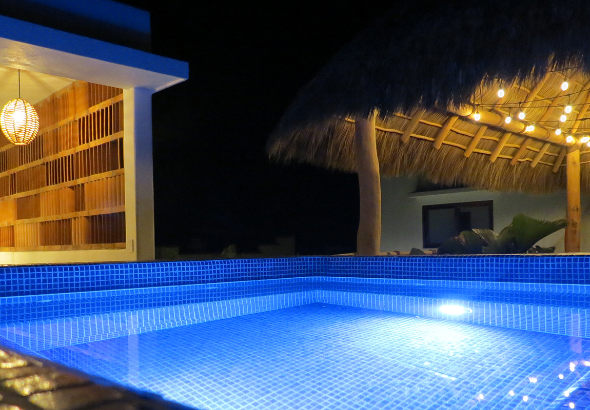 Noche en el jacuzzi y palapa del hotel Casa Cora